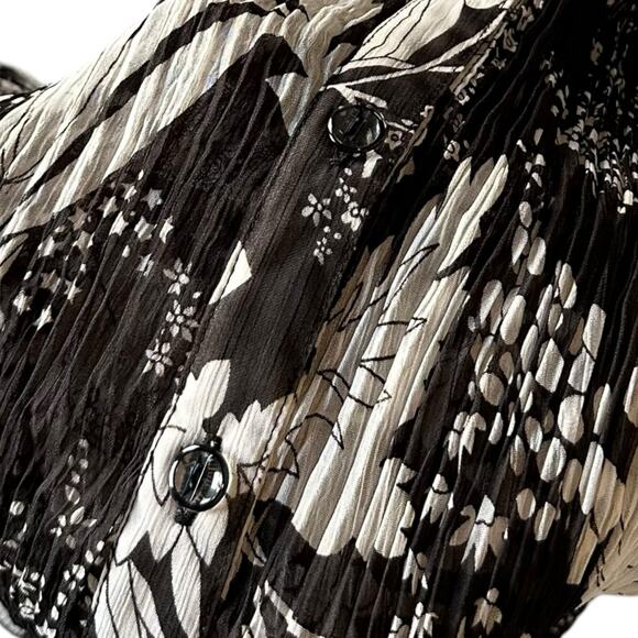 Lindi Sheer Crinkle Crepe Stretchy yet Fitted Black and White Dress - Picture 4 of 7